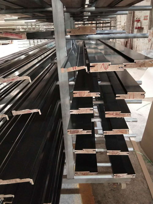 廣東木門廠紅海豚工藝烤漆門 黑色實(shí)木搭配工藝植絨的創(chuàng)新設(shè)計(jì)